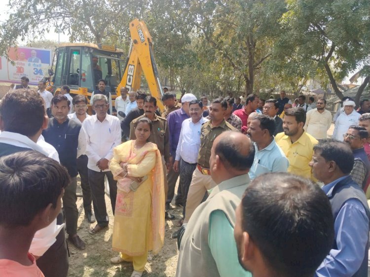 रायबरेली-एनएचएआई  गिरानें आई तहसील की बाउंड्री,बैनामा लेखकों में अफरा तफरी,,,,