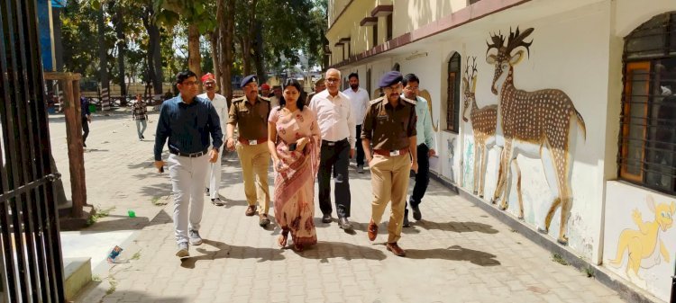 Raibareli-जिला निर्वाचन अधिकारी ने बूथों और कंट्रोल रूम का किया निरीक्षण