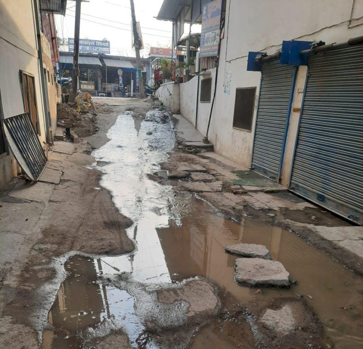 रायबरेली-खड़ंजा मार्ग पर वर्षों से बह रहा कीचड़ , निकाय के जिम्मेदार बने बेपरवाह