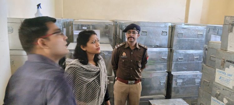 Raibareli-जिला निर्वाचन अधिकारी ने सदर तहसील स्थित वीवीपैट गोदाम का किया निरीक्षण