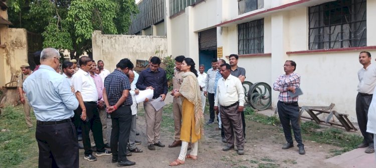 Raibareli-जिला निर्वाचन अधिकारी ने किया स्ट्रांग रूमों का निरीक्षण कर व्यवस्थाओं का लिया जायजा