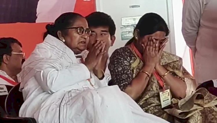 टिकट कटा तो मंच पर ही फफक कर रो पड़ी संघमित्रा मौर्य, किसी ने ढांढस भी नहीं बंधाया, देखें वीडियो