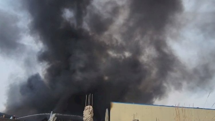 मुंडका फैक्ट्री में लगी भीषण आग, बचाव कार्य जारी