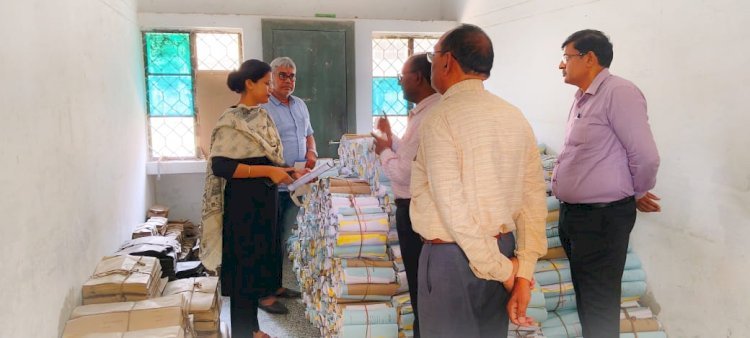 Raibareli-डीईओ ने निर्वाचन सामग्री/स्टेशनरी की व्यवस्थाओं का लिया जायजा