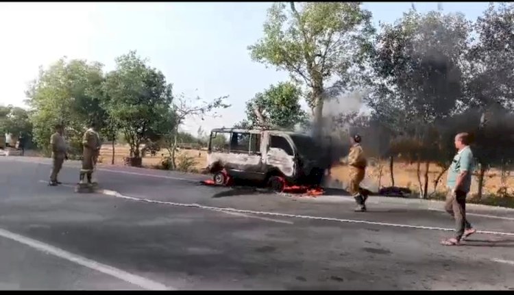 बड़ी खबर-सवारियों से भरी मैजिक में लगी भीषण आग