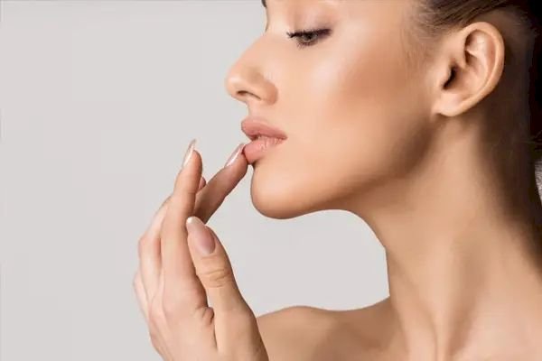 गर्मियों में भी फटने लगते हैं होंठ अपनाए घरेलू नुक्शा