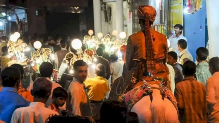 दूल्हा था तैयार निकलने वाली थी बारात पहुँच गए अधिकारी फिर देखिए क्या हुआ!••