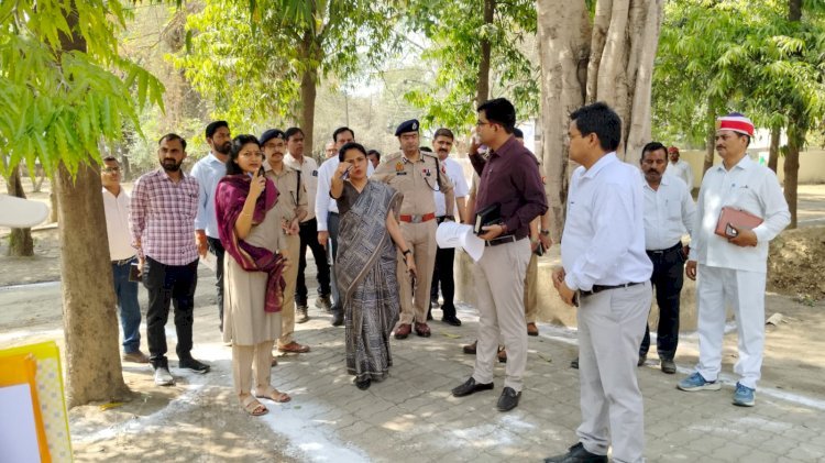 Raibareli-मंडलायुक्त-आईजी ने स्ट्रांग रूम व पोलिंग पार्टी रवानगी स्थल का किया निरीक्षण