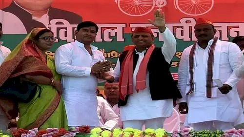 कासगंज पहुँचते ही अखिलेश ने भाजपा में लगाई सेंध