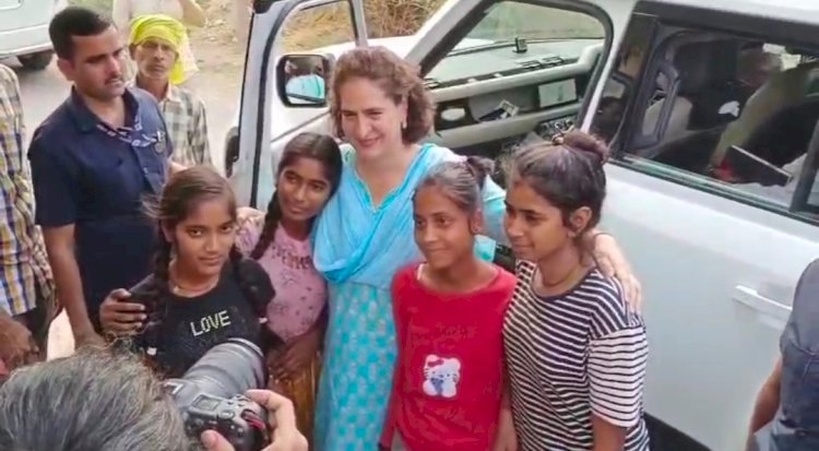 अपनो के बीच घुलमिल गयी प्रियंका गांधी 