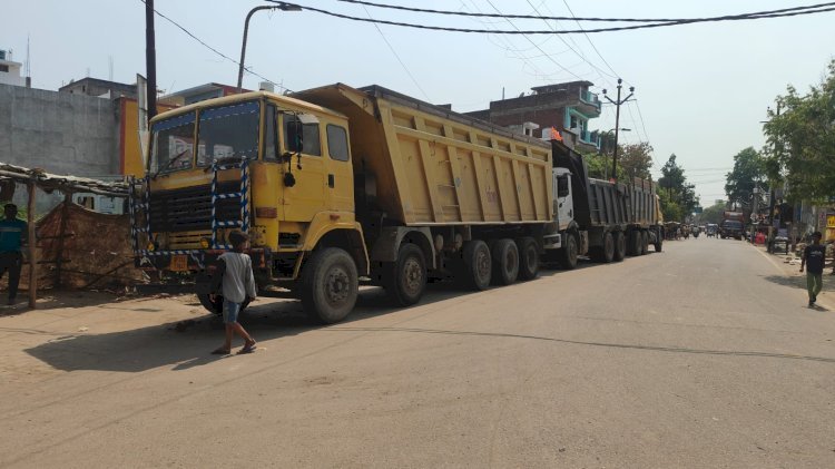 तहसीलदार नें अवैध खनन करते पकड़े गए गंगा एक्सप्रेस वे के तीन डंफर , मचा हडकंप