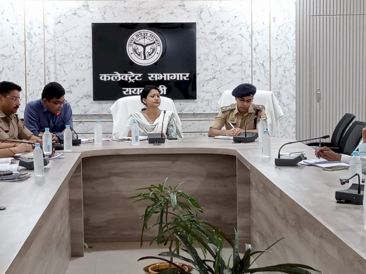 Raibareli-जिला निर्वाचन अधिकारी ने मतगणना सकुशल संपन्न कराने के लिए अधिकारियों संग की बैठक