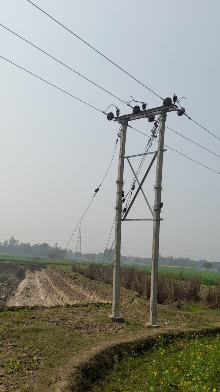 रायबरेली-हटवा गांव के गुल्ला तालाब में गहरे खनन के कारण विद्युत लाइन ध्वस्त होने के कगार पर