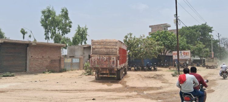 Raibareli-पेट्रोल टंकी पर सजती है ओवरलोड ट्रकों की मौरंग मंडी
