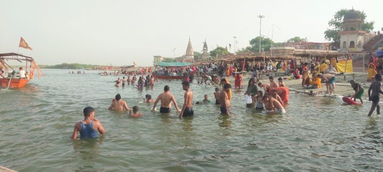 Raibareli-गंगा दशहरा पर श्रद्धालुओं ने लगाई आस्था की डुबकी 