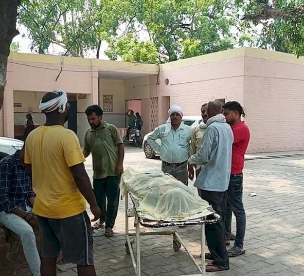 Raibareli-मिट्टी खोद रही महिलाएं टीले में धंसी , एक की मौत , दूसरी घायल