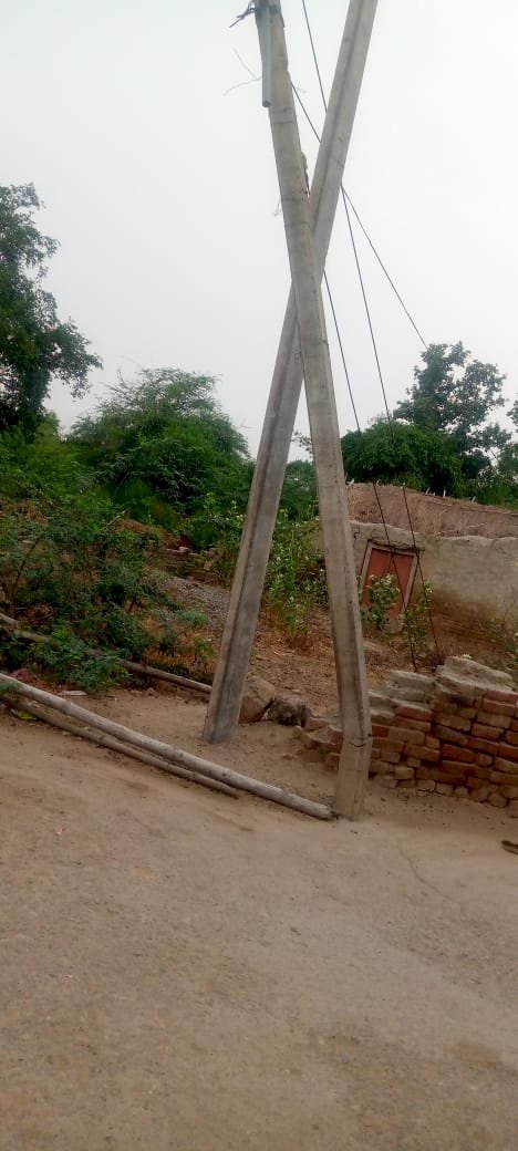 Raibareli-टूटा खंभा हादसे को दे रहा दावत