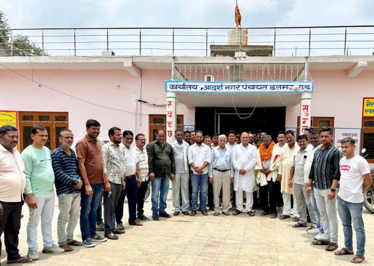 Raibareli-नगर पंचायत डलमऊ अध्यक्ष ने मुन्ना का किया सेवा निवृत विदाई कार्यक्रम