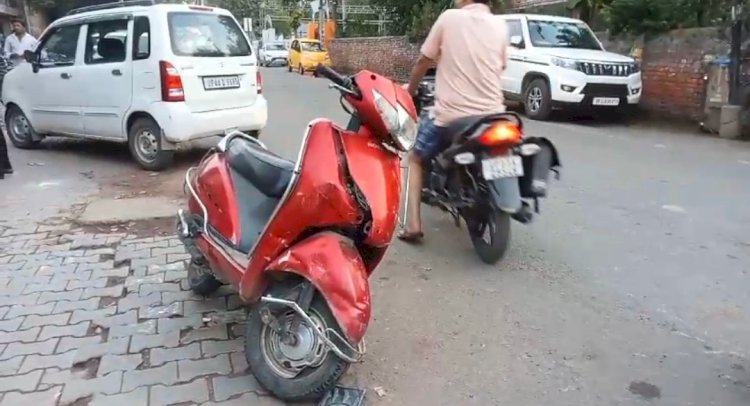 Raibareli-अनियंत्रित कार ने स्कूटी सवार को मारी टक्कर