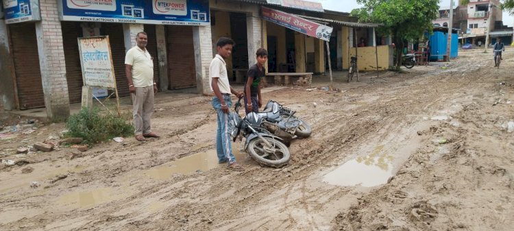रायबरेली-मिट्टी खनन के डंफरो ने बिगाड़ी सड़क की सूरत , जानलेवा साबित हो रहा सफर