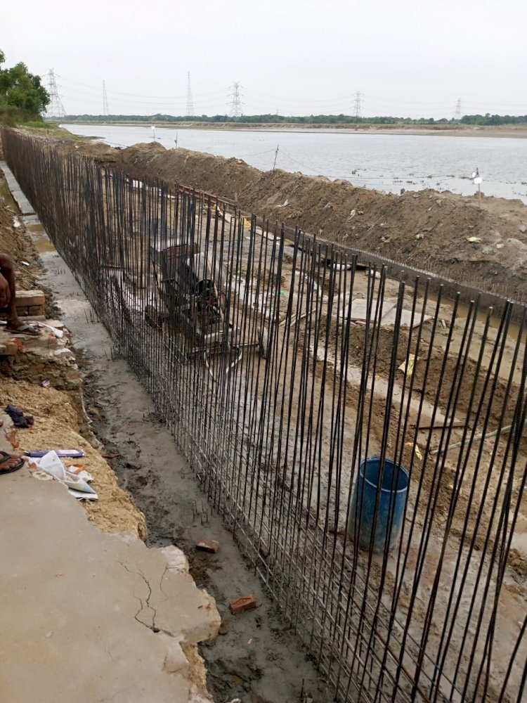 रायबरेली-गोकना गंगा तट के सौंदर्यीकरण में बिना कुटाई के मिश्रण से भरी का रही दीवार