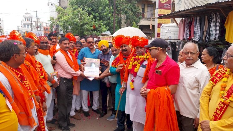 Raibareli-अमरनाथ यात्रा पर जा रहे जत्थे का घंटाघर पर व्यापार मंडल द्वारा भव्य स्वागत