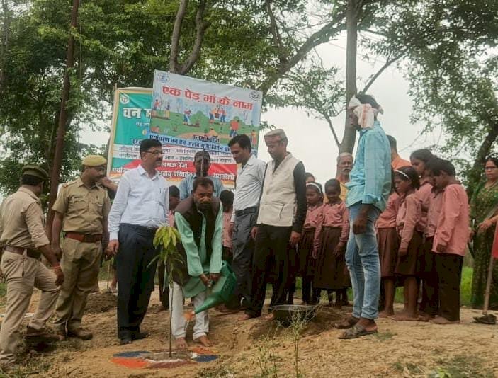 रायबरेली-बूढ़ेनाथ बाबा परमधाम पर वृहद वृक्षारोपण कार्यक्रम का आयोजन