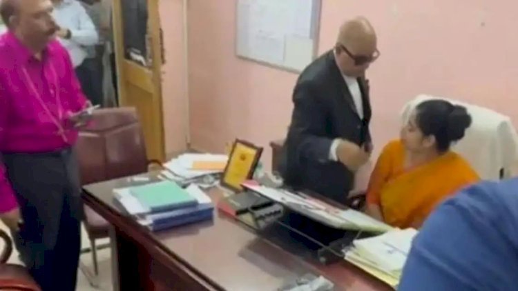 प्रिंसिपल को कुर्सी से खिंचा ऑफिस से निकाला बाहर,ताकि नई मैडम बैठे