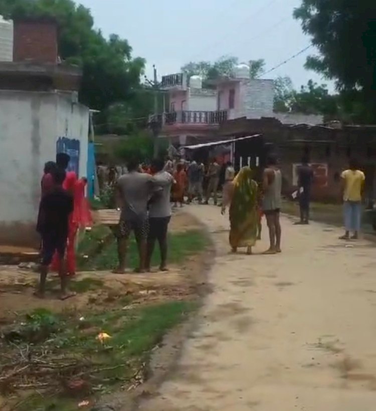Raibareli-पुलिस व राजस्व टीम पर ग्रामीणों ने बोला हमला