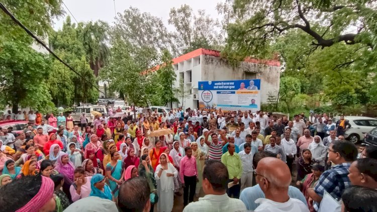 Raibareli-ऑनलाइन उपस्थिति के खिलाफ शिक्षकों का हल्लाबोल, कहा— मांगें पूरी करो