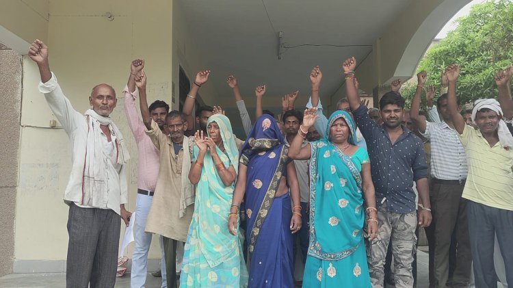 रायबरेली-गांव के जलनिकासी को किया अवरुद्ध , गांव में भर रहा पानी , ग्रामीणों ने तहसील में किया हंगामा