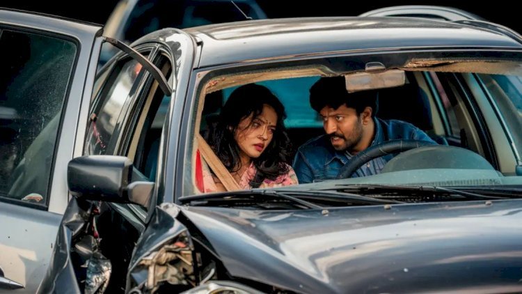 चलती कार में सेक्स के दौरान डिवाइडर से टकराई कार ,नग्न अवस्था मे दिखे कपल