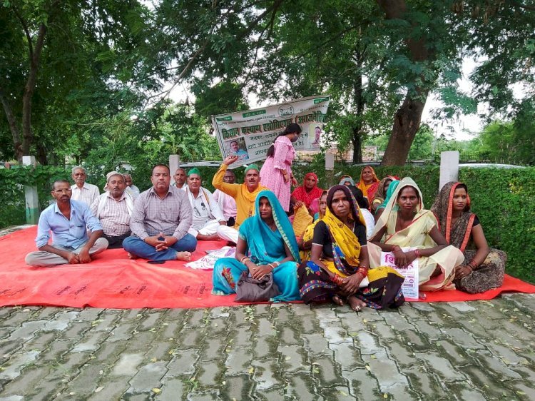 रायबरेली-ग्रामीणों की समस्याओं को लेकर किसानों ने तहसील में दिया धरना,,, 