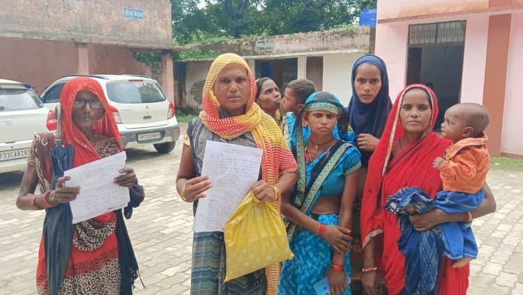 Raibareli-रास्ते को किया बंद महिलाओं ने तहसील दिवस में दिया ज्ञापन