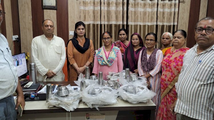 Raibareli-नगर पंचायत केंद्रों के आंगनबाड़ी आंगनबाड़ी केंद्रों के आंगनबाड़ी कार्यकर्ती को दिया समान