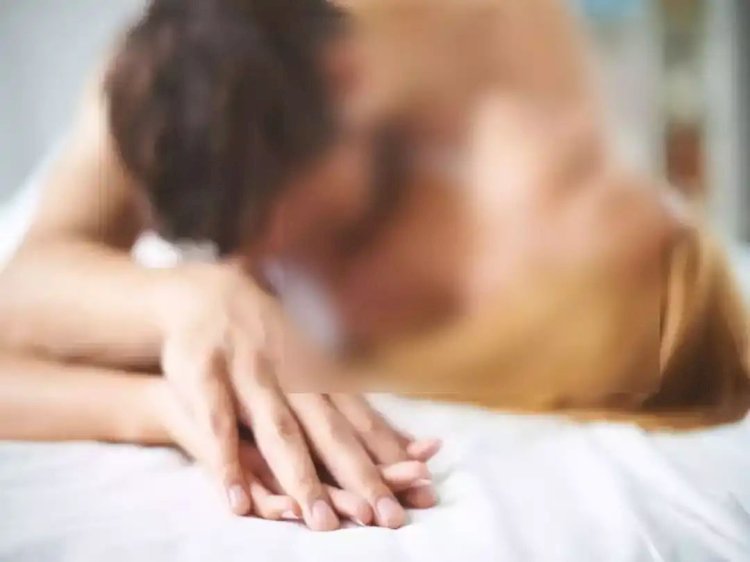 हेडकांस्टेबल और महिला सिपाही का बिस्तर पर छलक इश्क़