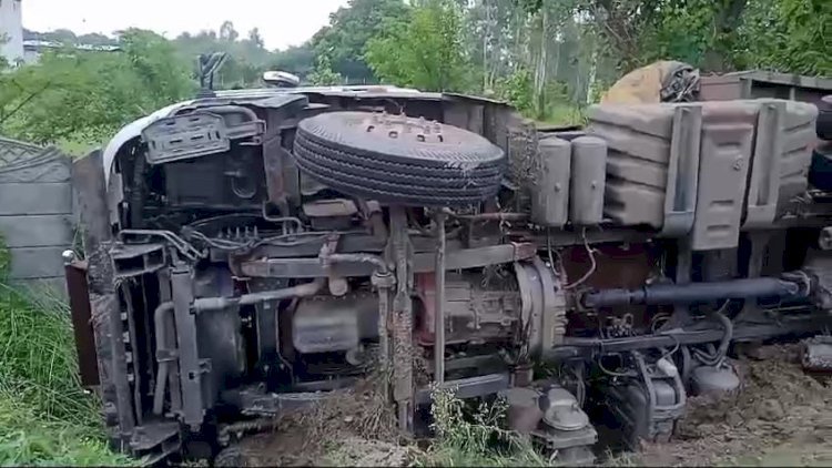 Raibareli-साइकिल सवार को बचाने के चक्कर में अनियंत्रित होकर ट्रेलर पलटा चालक घायल