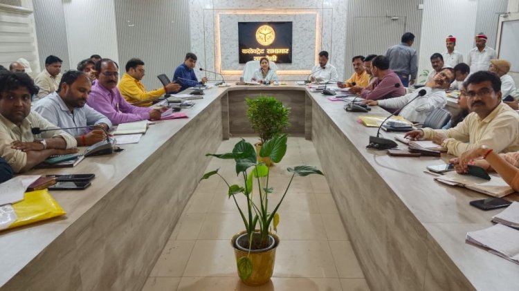 Raibareli- कार्य मे लापरवाही बरतने पर BDO डीह को मिली कड़ी फटकार