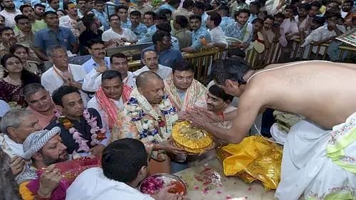 अचानक ही बांकेबिहारी मंदिर पहुंचे सीएम योगी, ठाकुर जी की छवि को अपलक निहारते रहे