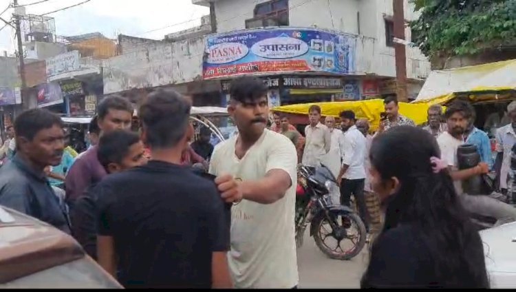Raibareli-बीच सड़क पर भाई बहन की पुलिसकर्मी ने की जमकर पिटाई