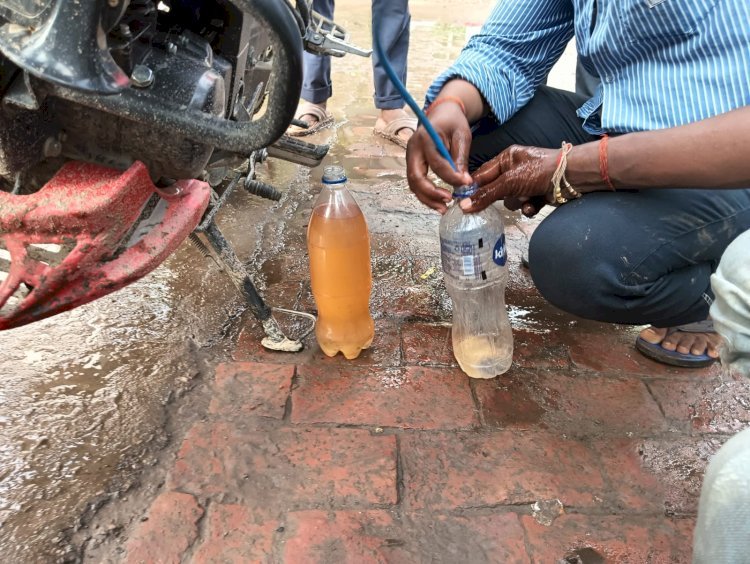 रायबरेली में पेट्रोल पंप पर वाहनों में पेट्रोल की जगह भरा पानी