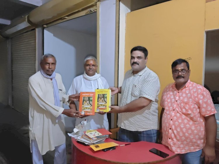 रायबरेली-विश्व दान दिवस पर गोकना गंगा तट पर शुरू हुआ धार्मिक पुस्तक संग्रहालय , बृजेश मिश्र ने दान की रामायण