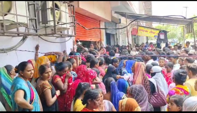 रायबरेली-आधार के लिए धक्के खा रहे लोग , बैंक की दुर्व्यस्था ने बढ़ाई परेशानी