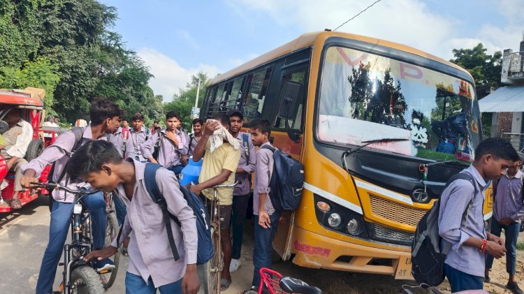 रायबरेली-स्कूल बस को रोककर बच्चों के सामने चालक को सड़क को पीटा , बाइक सवार युवकों की सामने आई गुंडई