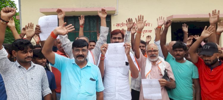 रायबरेली-बिजली समस्या को लेकर ग्रामीणों ने घेरा उपकेंद्र , सौंपा ज्ञापन