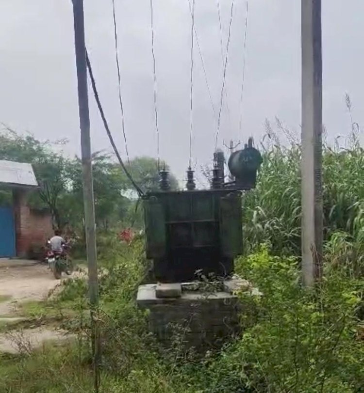 रायबरेली-विद्यालय के ठीक सामने रख दिया गया खुला ट्रांसफार्मर , बच्चों के लिए बढ़ा खतरा