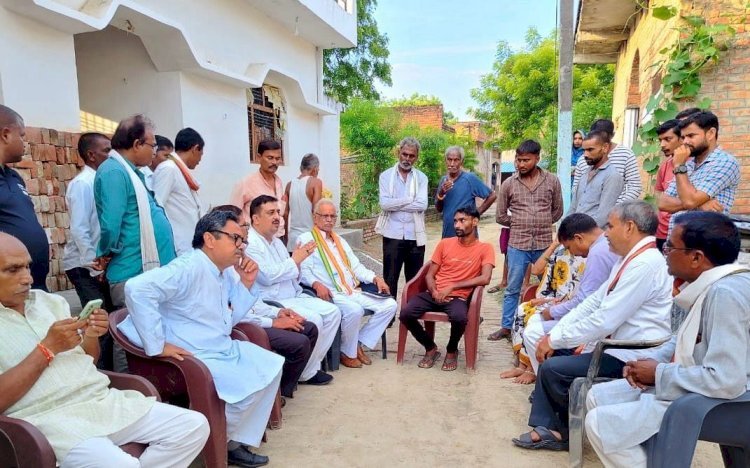 रायबरेली-निर्दोष को लुटेरा बनाकर जेल गए पीड़ित के घर पहुंचा कांग्रेस प्रतिनिधि मंडल