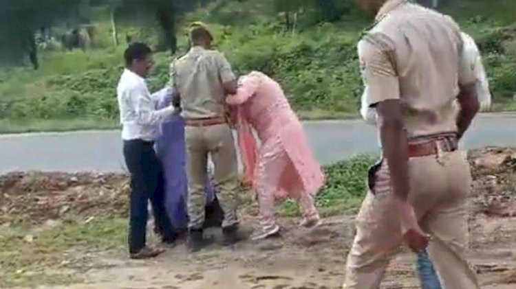 महिला SDM की पिटाई का वीडियो वायरल, बुलडोजर लेकर पहुंची थीं; बाल नोचकर जमीन पर पटका