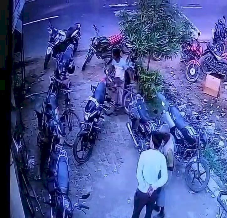 Raibareli-साइकिल चोरी करते हुए चोर का वीडियो सीसीटीवी कैमरे में क़ैद