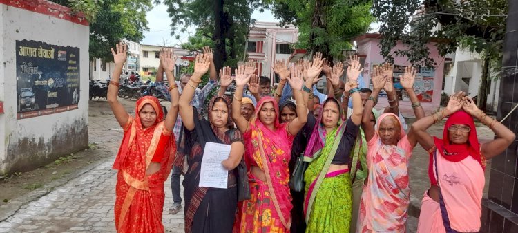 रायबरेली-अंबेडकर पार्क की आवंटित जमीन पर अतिक्रमण हटाने को ग्रामीणों ने किया प्रदर्शन